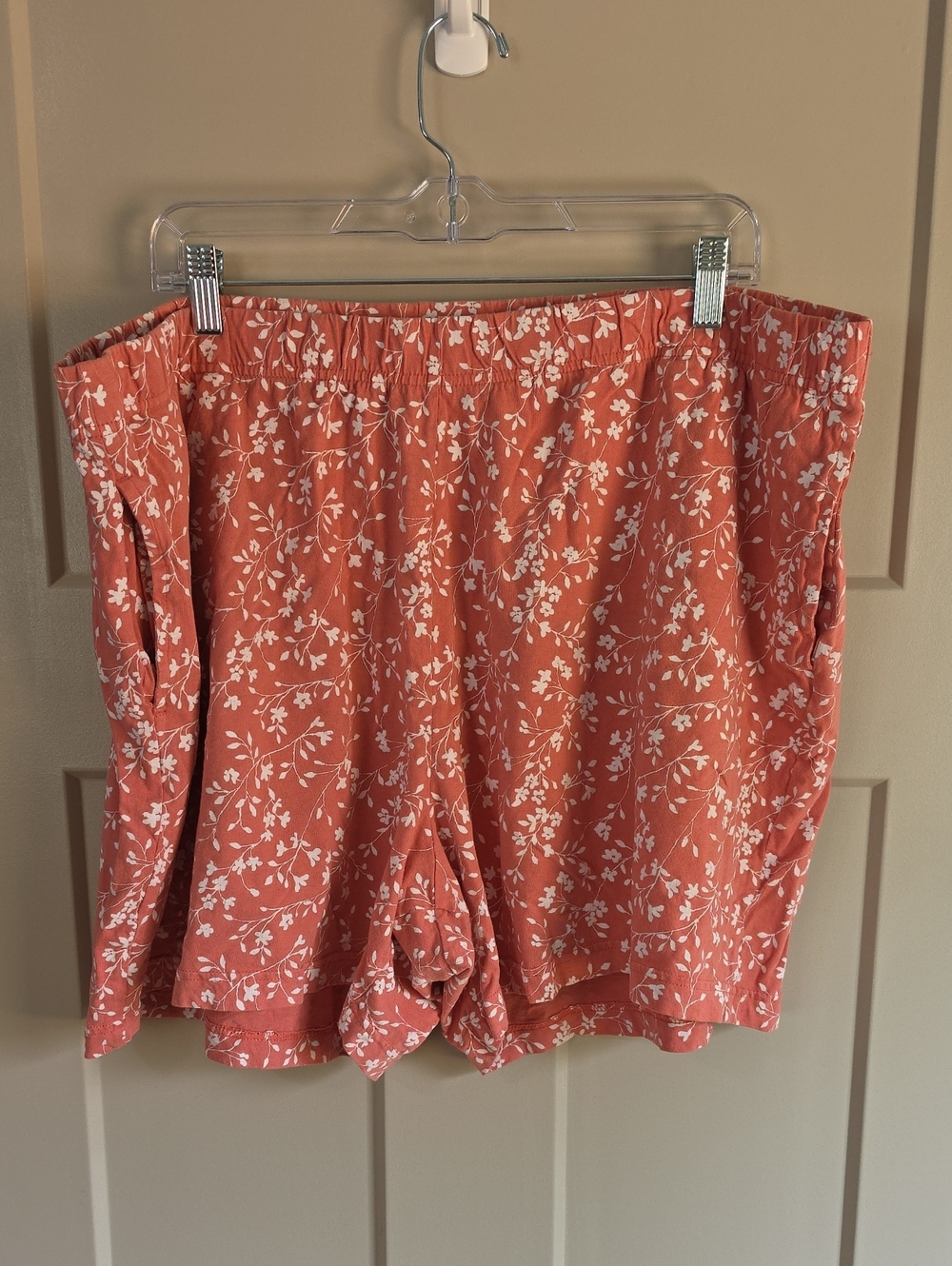 Basic Editions Coral and White Floral Elastic-Waist Shorts